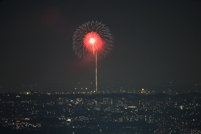 横滨地标塔上可以看到调府烟花表演