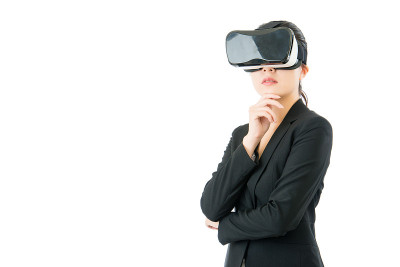 亚洲商务女性关于VR耳机眼镜设备的问题