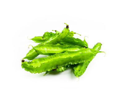 翼豆在白色背景孤立。蔬菜和辣椒酱一起吃。绿色蔬菜