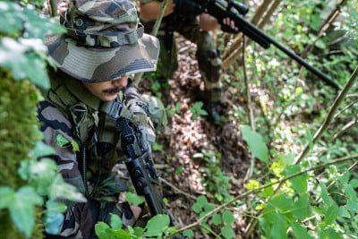 陆军特种部队士兵在森林巡逻空中游戏作战任务战役