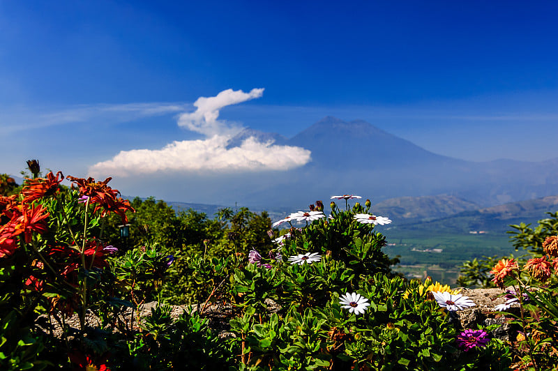 危地马拉安提瓜山顶的双火山景观