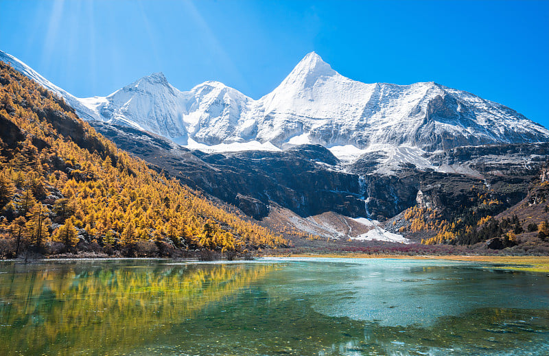 稻城亚丁雪山。