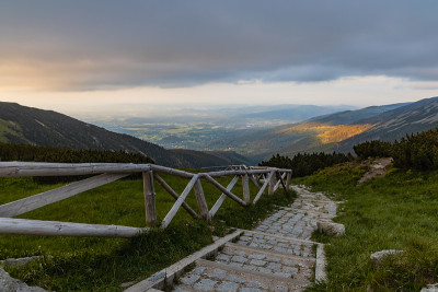 长长的山径，周围是卡尔科诺斯山脉的全景