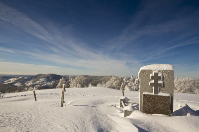 法国战争纪念碑在冬天的雪下