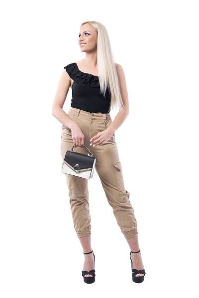 时髦漂亮的年轻金发女人拿着钱包微笑着抬头看