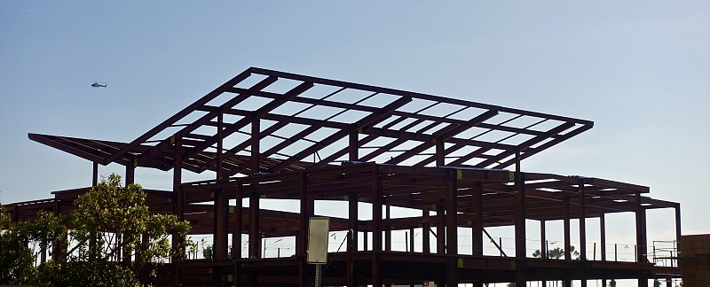 具有垂直线条外观的高层建筑