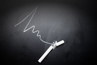 wavy-line-and-broken-chalk-stick-on-blackboard-foc