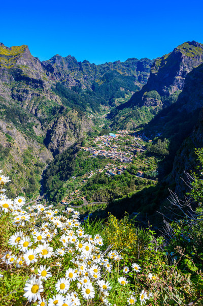 Curral das Freiras村在美丽的山景尼桑山谷，Câmara de Lobos市，葡萄牙