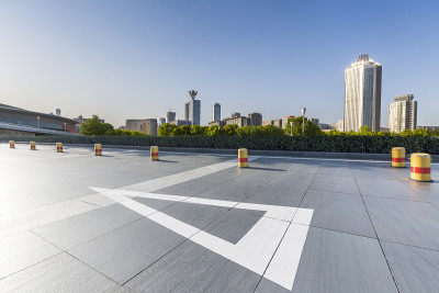 全景天际线和现代商业办公建筑与空的道路，空的混凝土广场地板