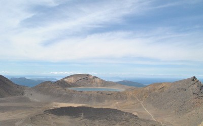 地质国家公园唐戈里罗有一个蓝色的火山口湖，蓝天和干燥的山区