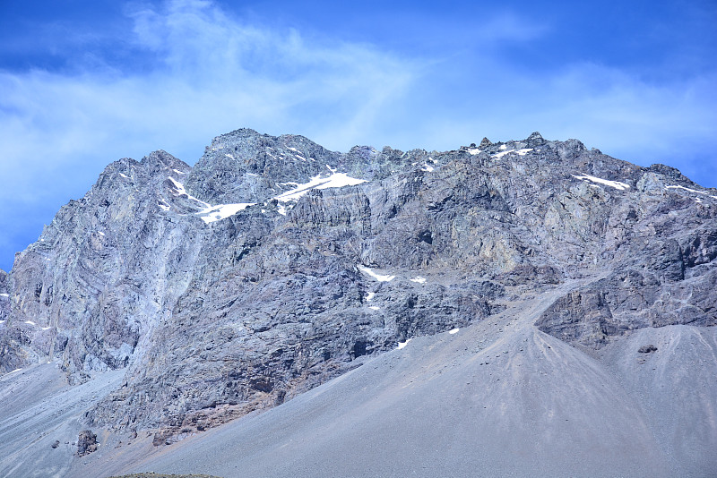 智利圣地亚哥的山脉、山谷和雪的景观