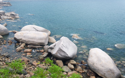 中国东海岸边的巨大花岗岩巨石