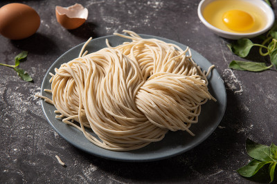 做手工面条。船上有生鸡蛋面。