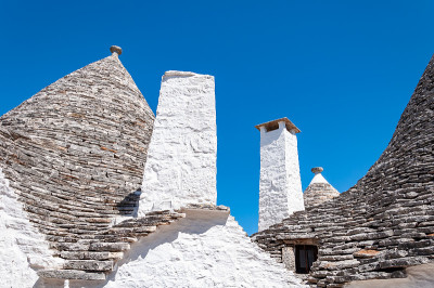 Alberobello,意大利。风景如画的特鲁利村。典型的圆形石屋和锥形屋顶。