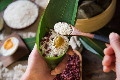 端午节包粽子，中国的传统食品