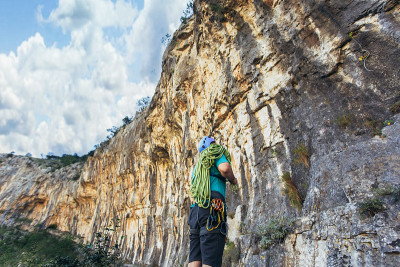登山者带着登山装备准备登山。