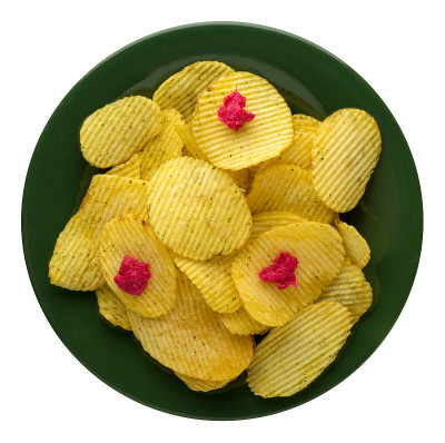 土豆片放在盘子里。在白色背景上孤立的薯片。垃圾食品