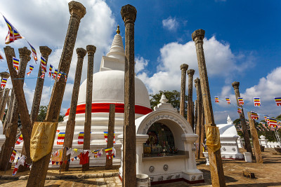 白色的陀婆罗摩塔与红丝带，Anuradhapura，斯里兰卡，亚洲