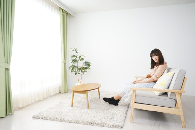 女人在房间里帮你放松