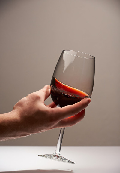 手握优雅的红酒酒杯