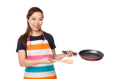 拿着用具和煎锅的女人