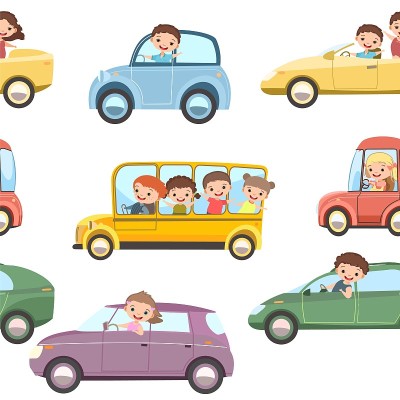 孩子们开车。无缝的卡通图案。孩子的司机。儿童背景孤立。各种各样的汽车。微笑。玩具车，汽车和卡车汽车。