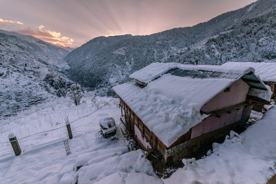 宏伟的冬季景观在早晨的阳光下闪闪发光。喜马拉雅山上戏剧性的冬季景象