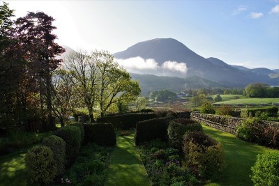 清晨的春天雾在Buttermere, Crummock水和山峰周围的大山墙和干草堆，英国湖区