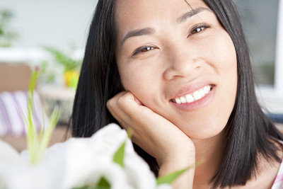 微笑的亚洲女人户外肖像