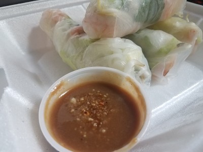 虾和米粉卷的酱汁在白色容器