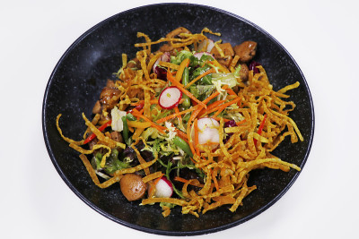 Sauté鸡肉拌青菜沙拉配脆炸面包