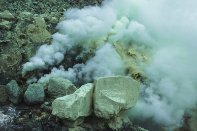 在伊真火山口的危险之旅