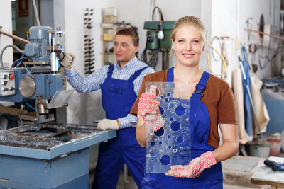 女工人展示钻孔玻璃