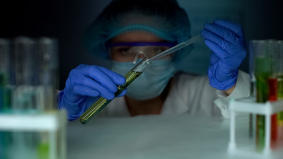 研究人员打开冰箱，在黄色液体中滴下油脂物质