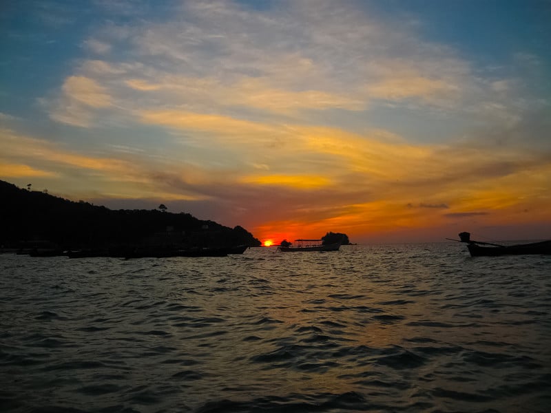 夕阳中安达曼海上的小船