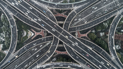 下雪天城市公路和立交桥鸟瞰图