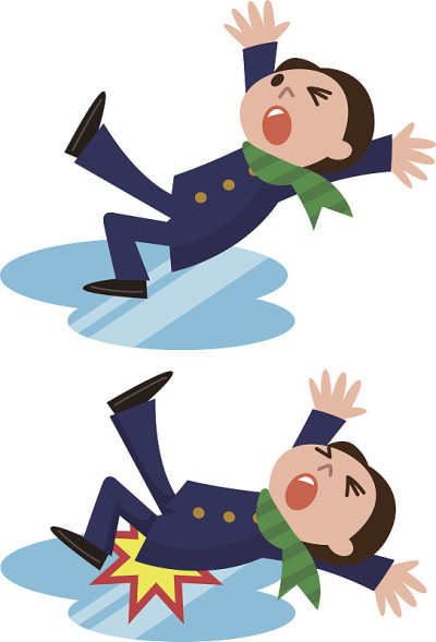 男人在雪地上滑倒了