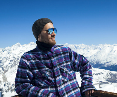 在滑雪胜地微笑的男人的肖像