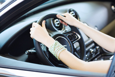 女人在汽车
