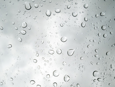 雨水落在车窗上