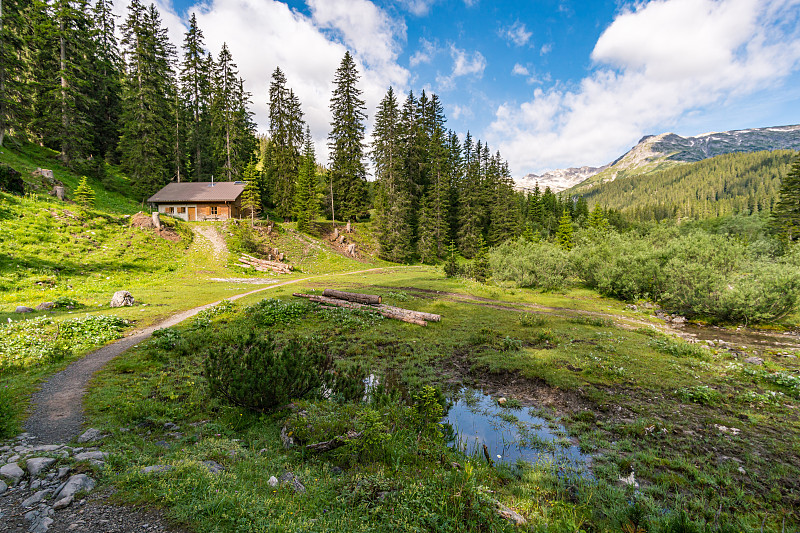 在奥地利佛拉尔伯格的勒夸伦山脉进行美妙的徒步旅行