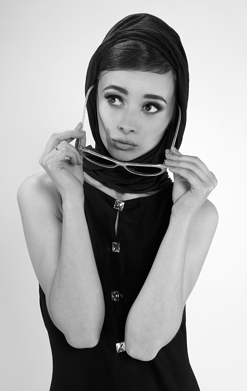 美丽的黑发女子在复古风格