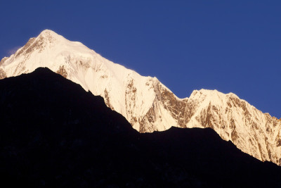喜马拉雅山在日出时间