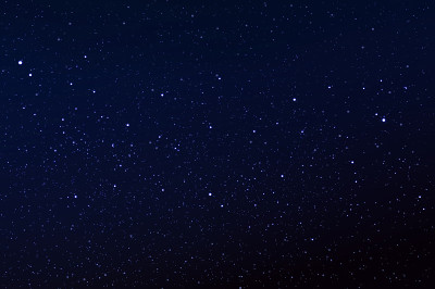 漆黑的夜空里满是星星