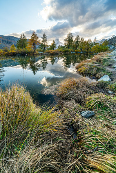 美丽的秋天的风景。令人惊叹的日落在格林吉西湖，瑞士阿尔卑斯山，泽马特度假村位置，瑞士，欧洲。令人难以