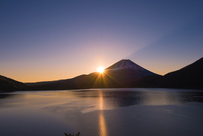 黎明时分的富士山和元津湖
