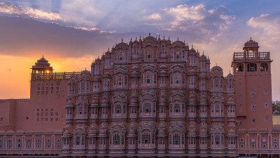 印度拉贾斯坦邦斋浦尔的Hawa Mahal，斋浦尔王公宫殿综合体的五层后宫翼，用粉色砂岩建造，形状是