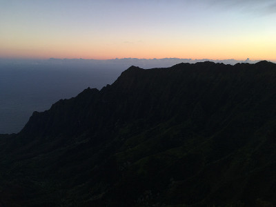 夏威夷考爱岛威美亚峡谷卡拉劳山谷的黎明。