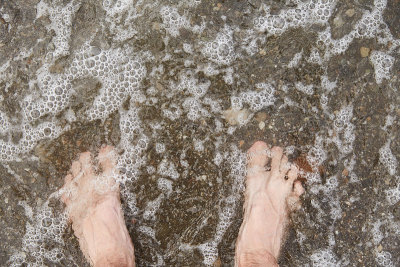男人的脚在海上。海之旅。关闭了。