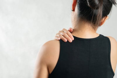 年轻女性颈肩疼痛损伤、医疗保健理念
